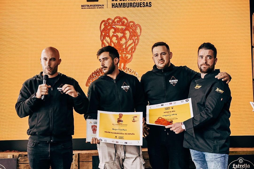  Burger Food Porn, de Sevilla, recogiendo el premio, en una foto compartida en sus redes.