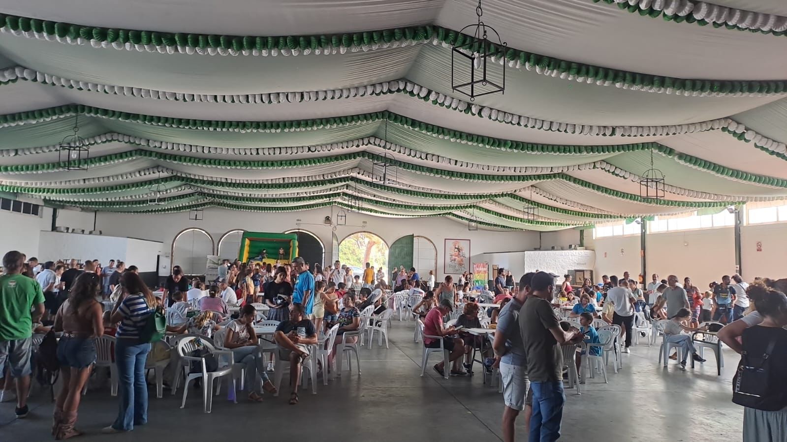 Recogen firmas para convertir la caseta municipal de Puerto Real en una discoteca. 