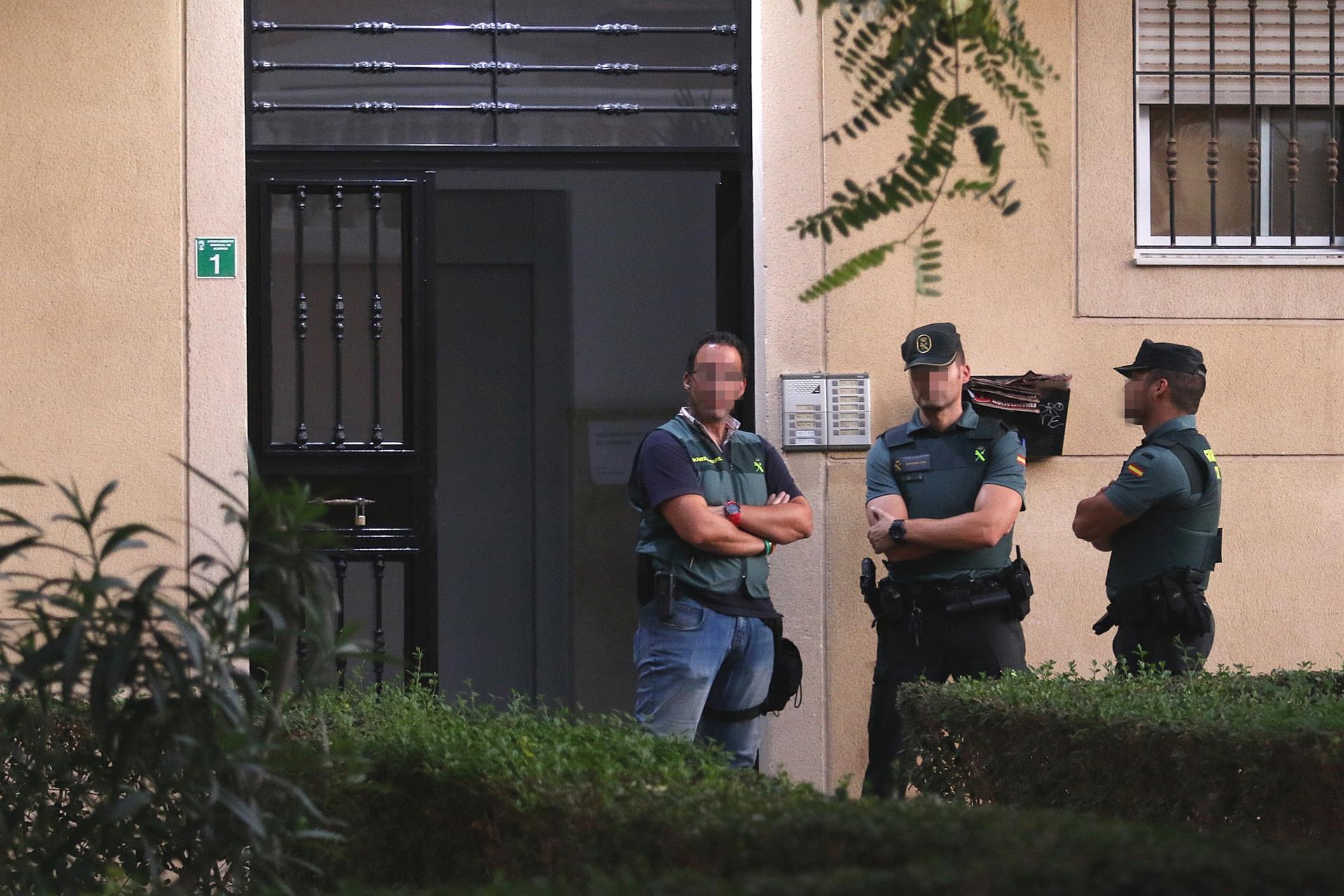 La Guardia Civil en la vivienda de la acusada. FOTO: Rafael González. Europa Press.