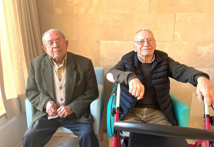 De izqda a dcha, los amigos de la infancia José Berral y Antonio Belman posan en Fontsana Son Armadamsl.  Residencia Fontsana Son Armadams