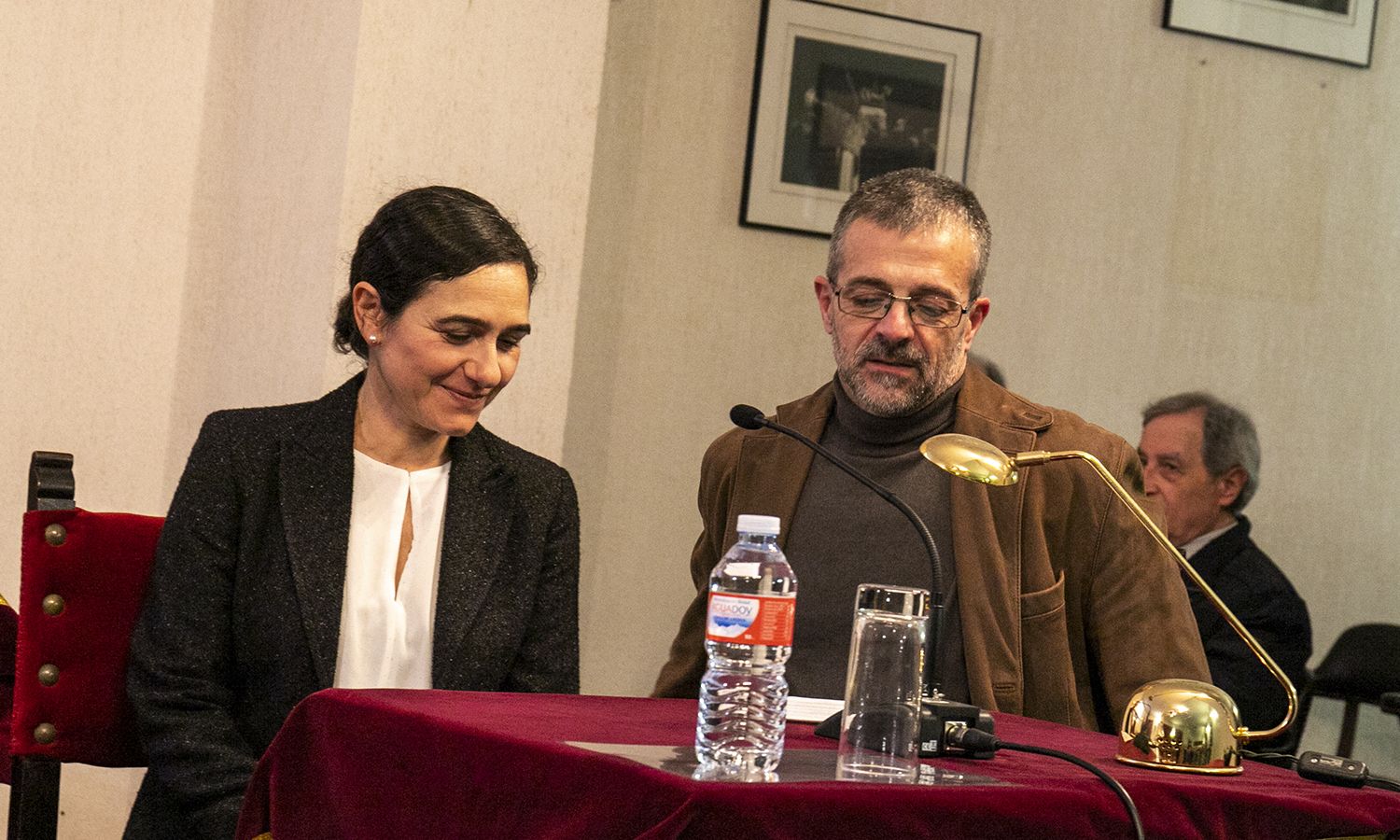 Poner en valor el edificio y su historia, objetivo de la restauración de San Dionisio. En la imagen, los restauradores del equipo de rehabilitación durante el coloquio.