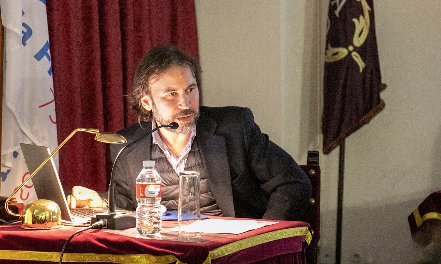 El arquitecto López Barba en su intervención en la Academia. 