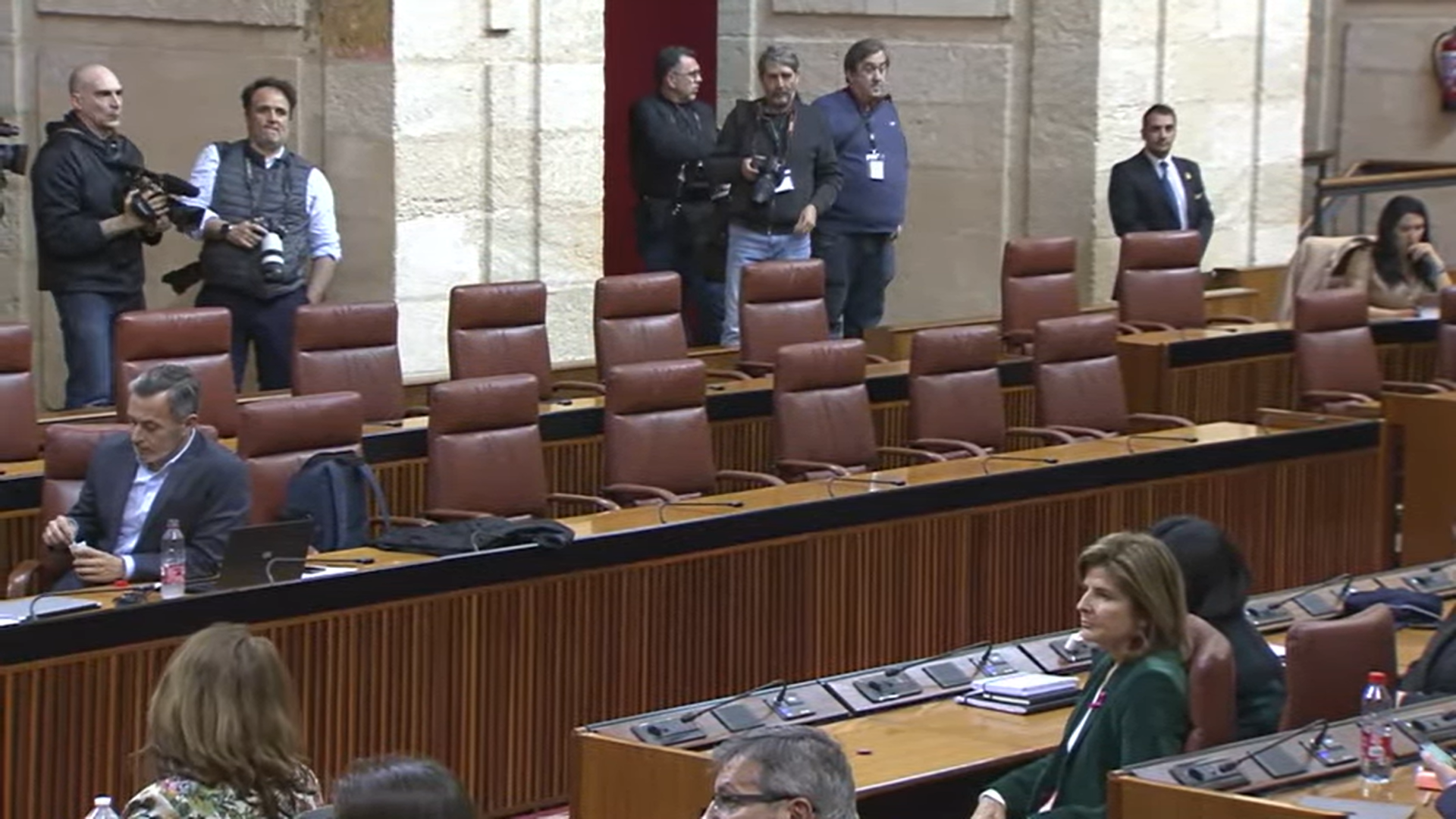 Imagen de los escaños de Vox vacíos.