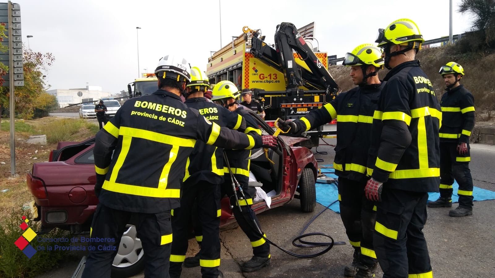 Compleja intervención de los Bomberos para excarcelar el cuerpo del joven fallecido.