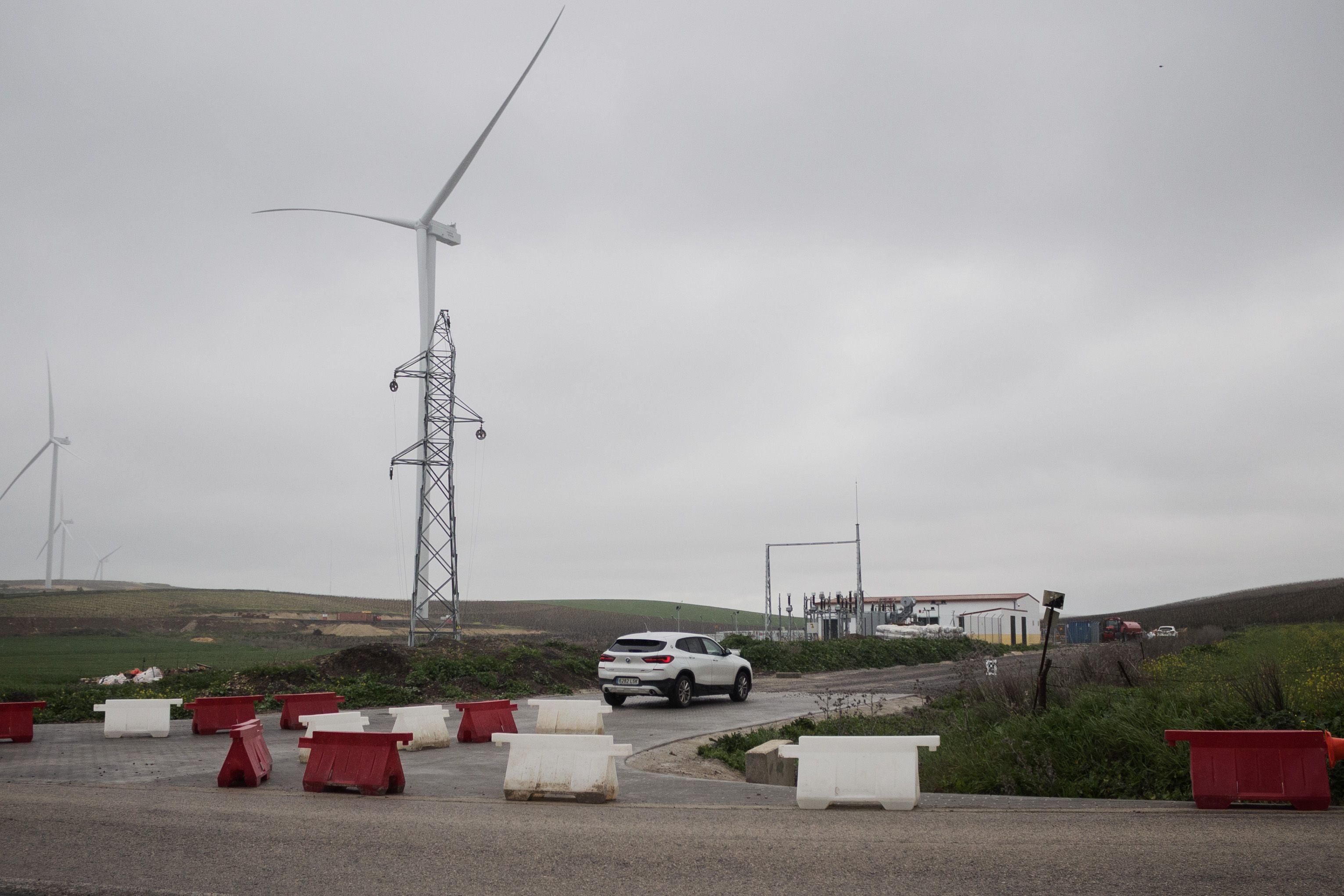 Uno de los aerogenadores del parque eólico de El Barroso, en Jerez, en una imagen de archivo. Uno de los aerogenadores del parque eólico de El Barroso, en Jerez, en una imagen de archivo.