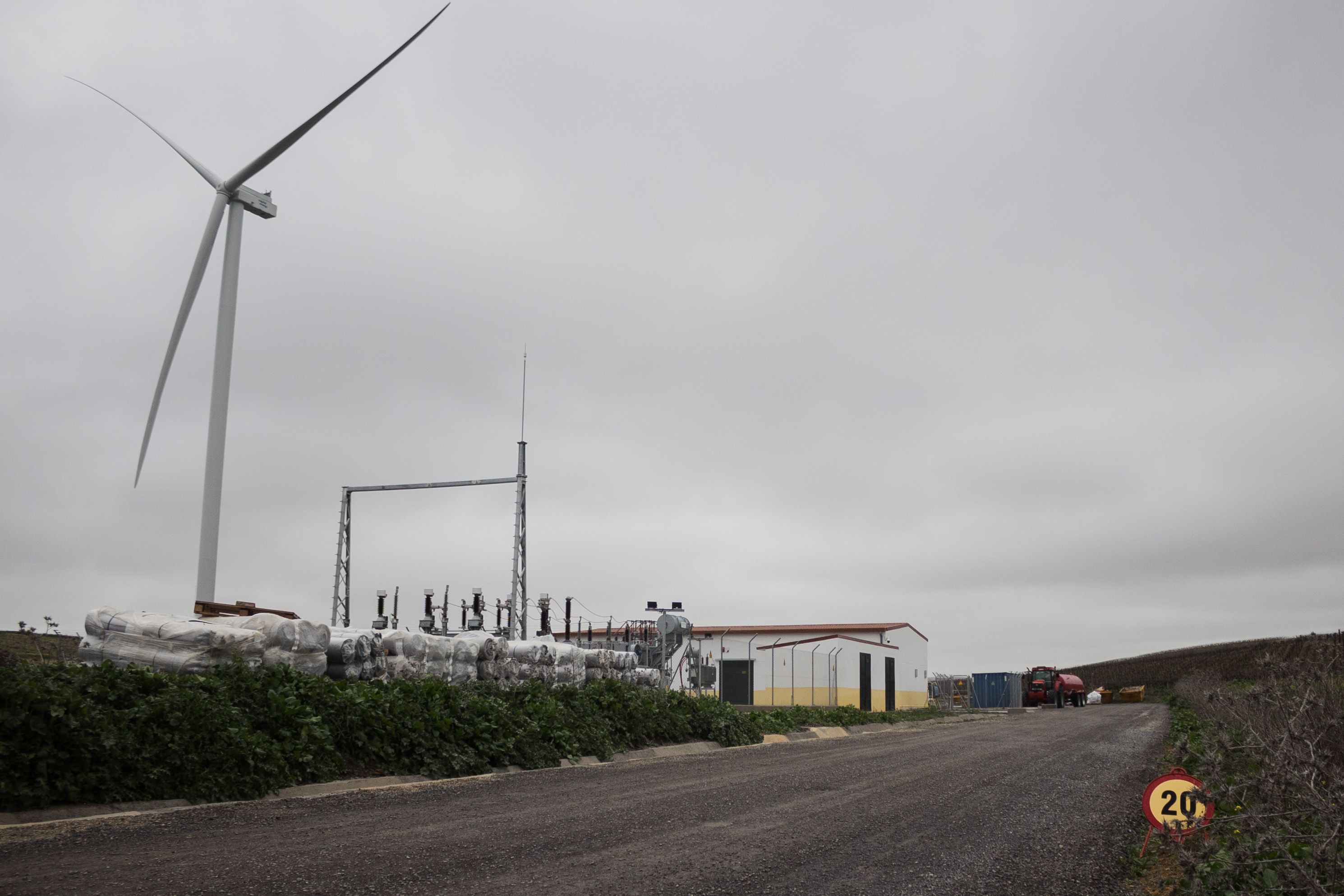 Vista de uno de los enormes aerogeneradores de El Barroso, en Jerez.