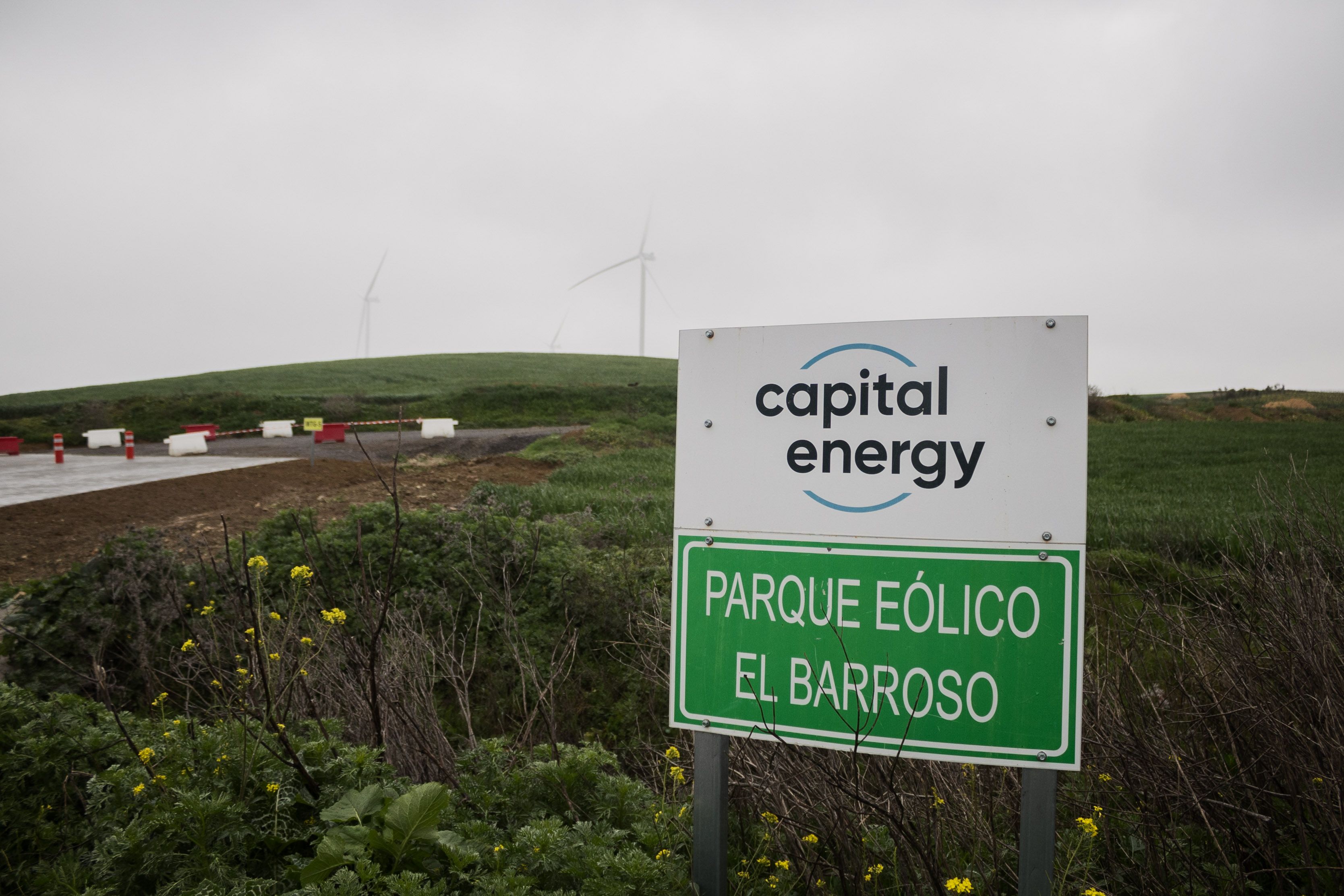 Obras en el parque eólico de El Barroso, casi finalizando su construcción entre viñedos del Marco de Jerez, en una imagen reciente.