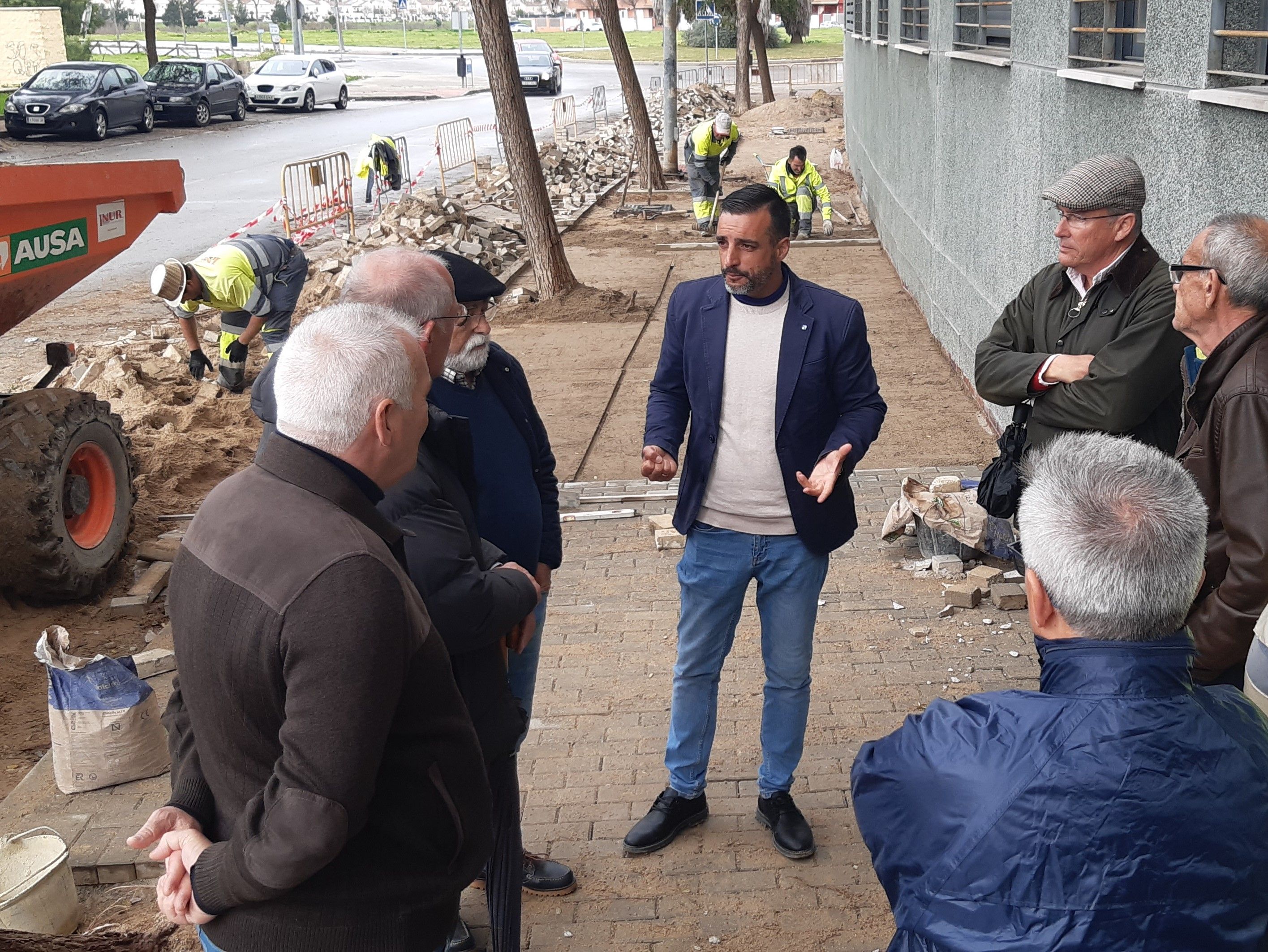 Comienza la reforma de acerados de la calle William Shakespeare en Jerez. En la imagen, el delegado explicando las obras que se ejecutan.