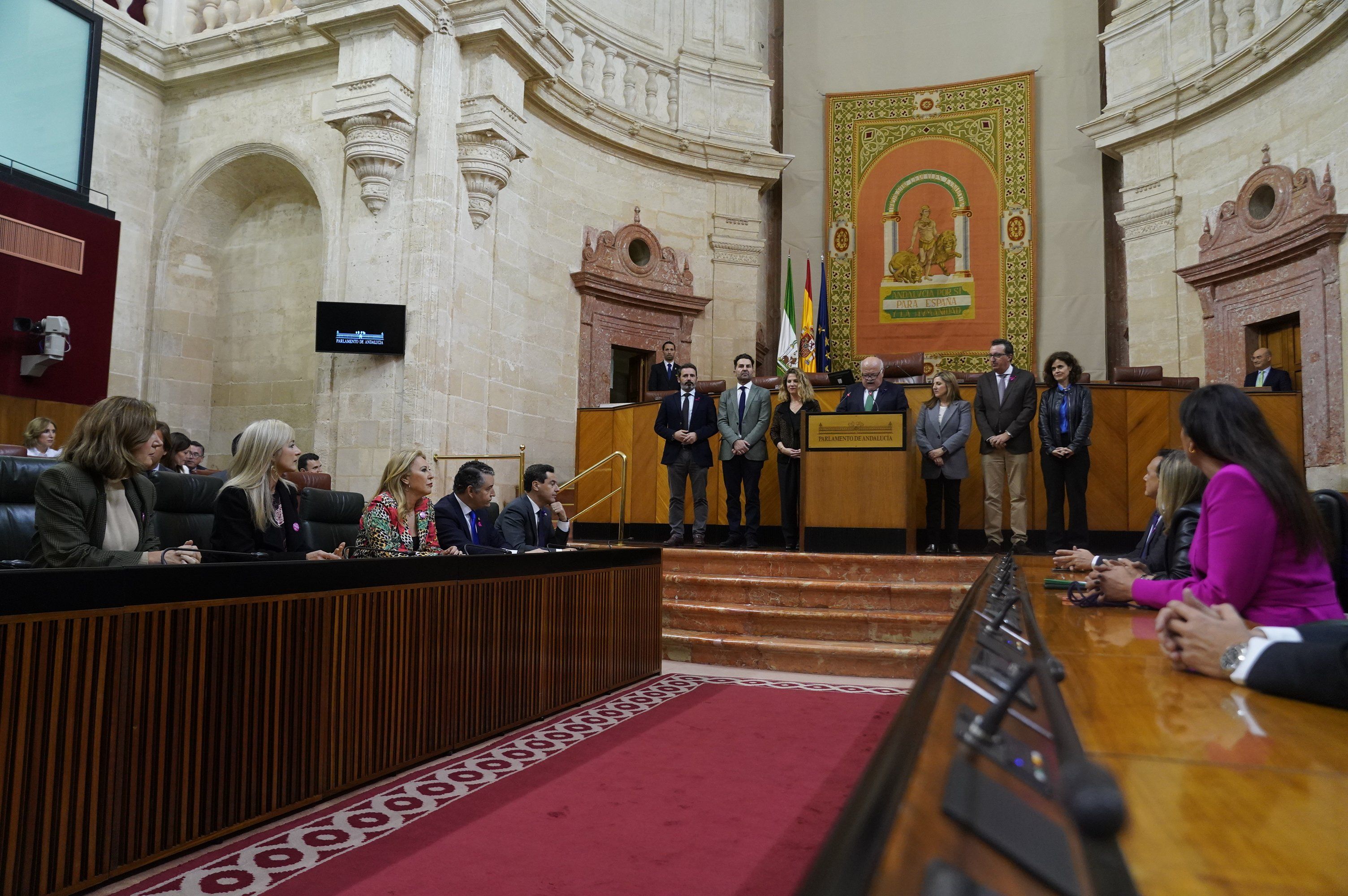 Tanto PP como los grupos de izquierda han estado presente en la lectura del manifiesto.