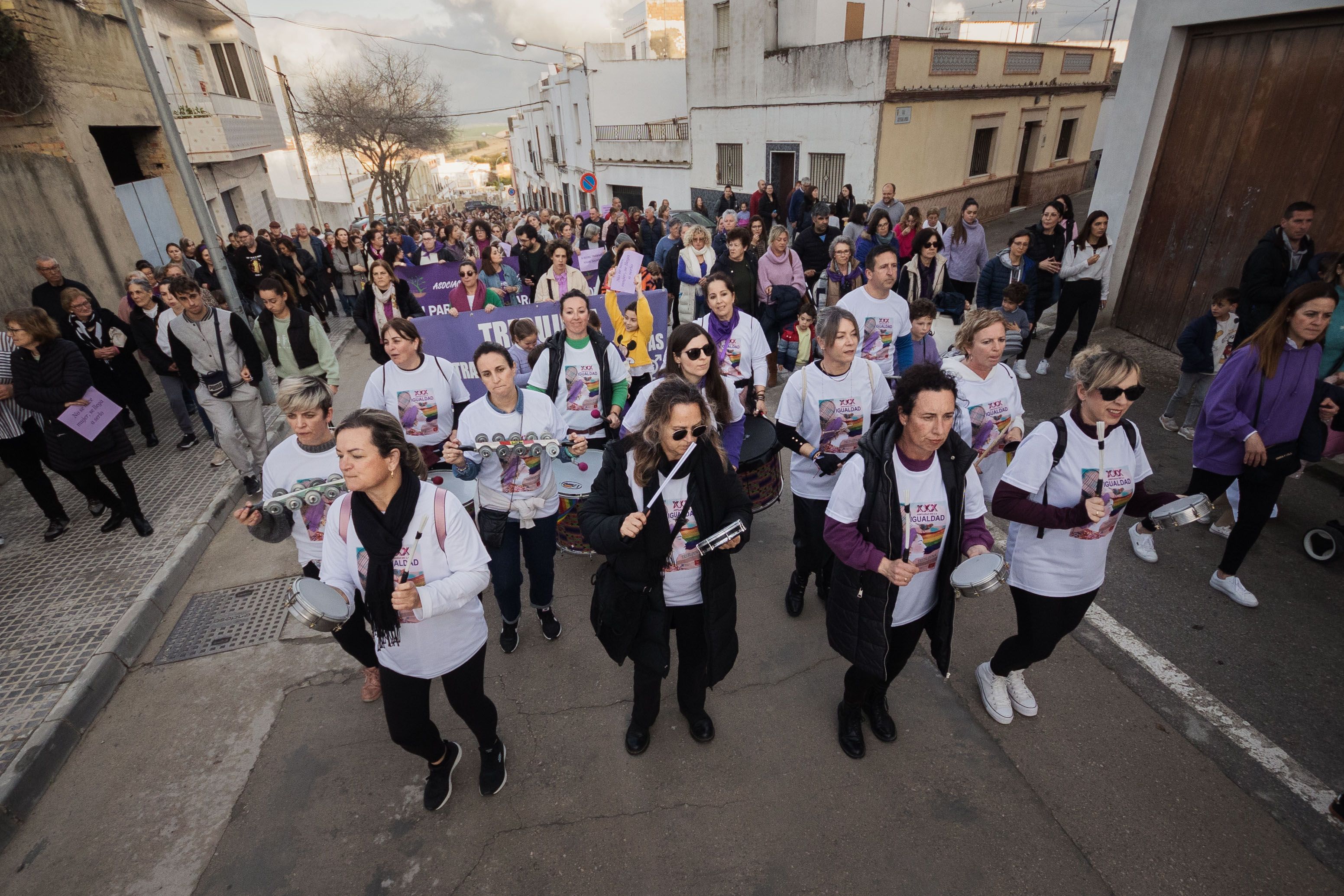 Manifestación por el 8M en Trebujena, a ritmo de batucada.