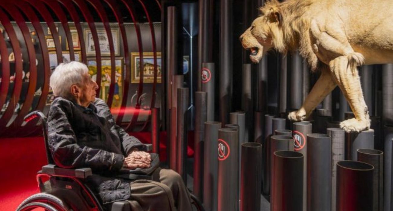 Sara Estévez, la primera periodista deportiva de España, en el museo del Athletic de Bilbao.
