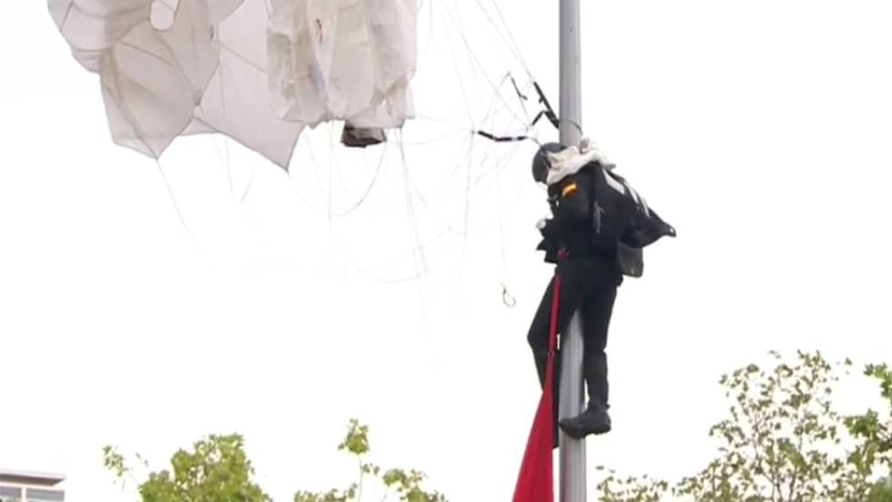 Paracaidista se queda enganchado a una farola en el pasado desfile en Madrid por el día de la Fiesta Nacional.