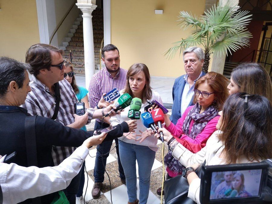 Laura Álvarez atendiendo a los medios en el Ayuntamiento.