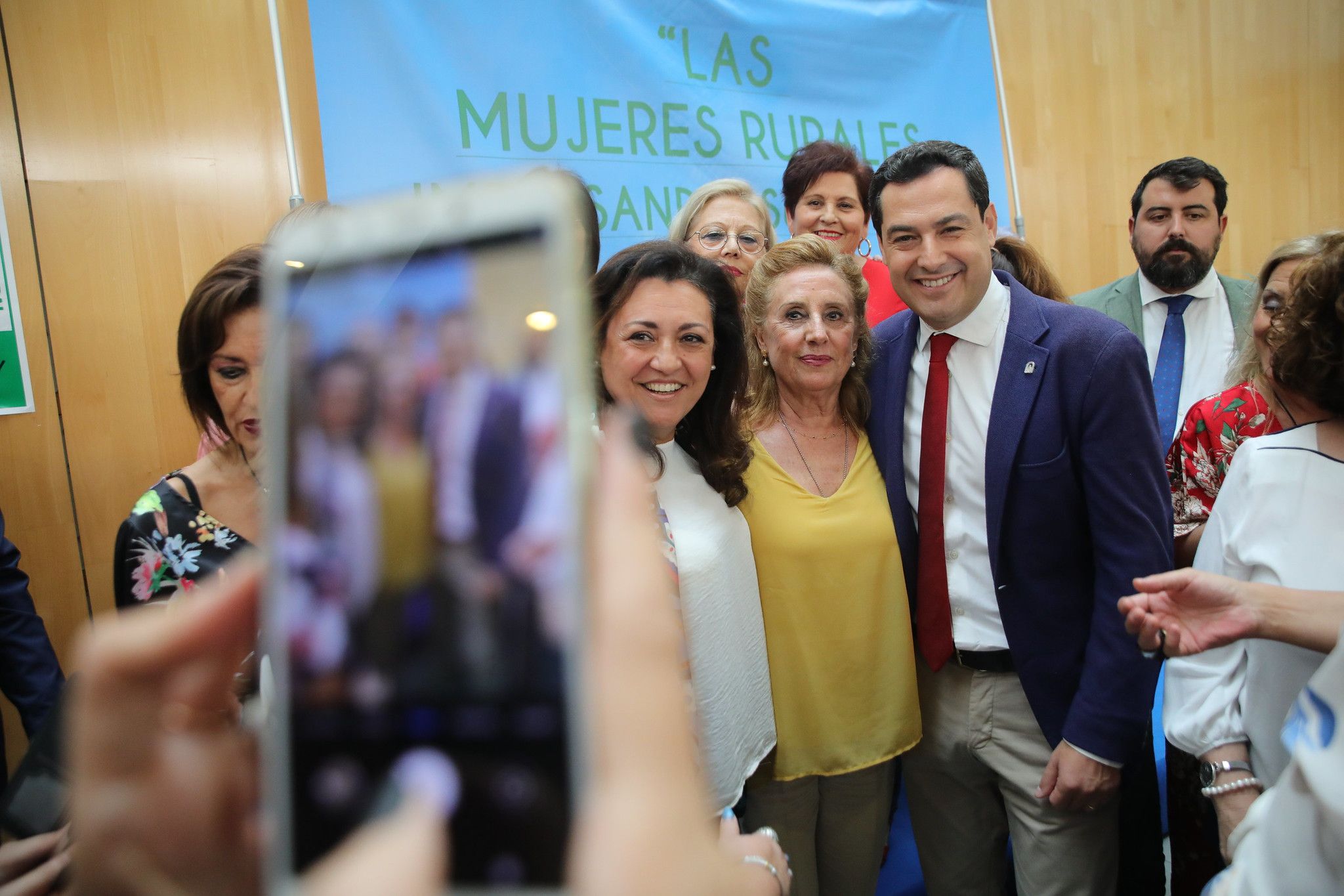 El presidente andaluz fotografiándose con asistentes a la jornada organizada por Afammer en Málaga.