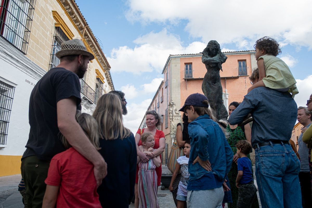 Un momento de la visita de los daneses al barrio de San Miguel. FOTO: MANU GARCÍA.