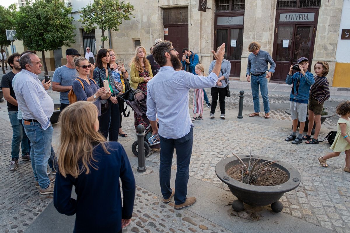 El 'Niño de la Fragua' junto a las familias danesas, en la Cruz Vieja. FOTO: MANU GARCÍA.