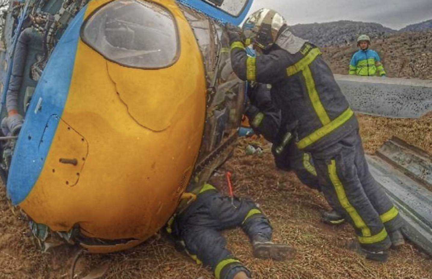 Intervención de los bomberos en el lugar donde se estrelló el helicóptero de la DGT.