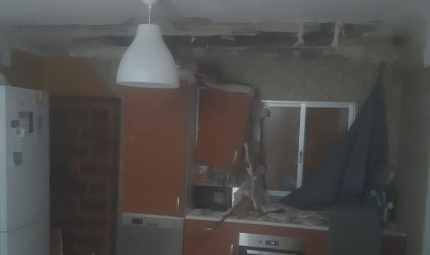 Cae el techo de una vivienda en Sanlúcar mientras una familia con niños dormía en su interior.  BOMBEROS
