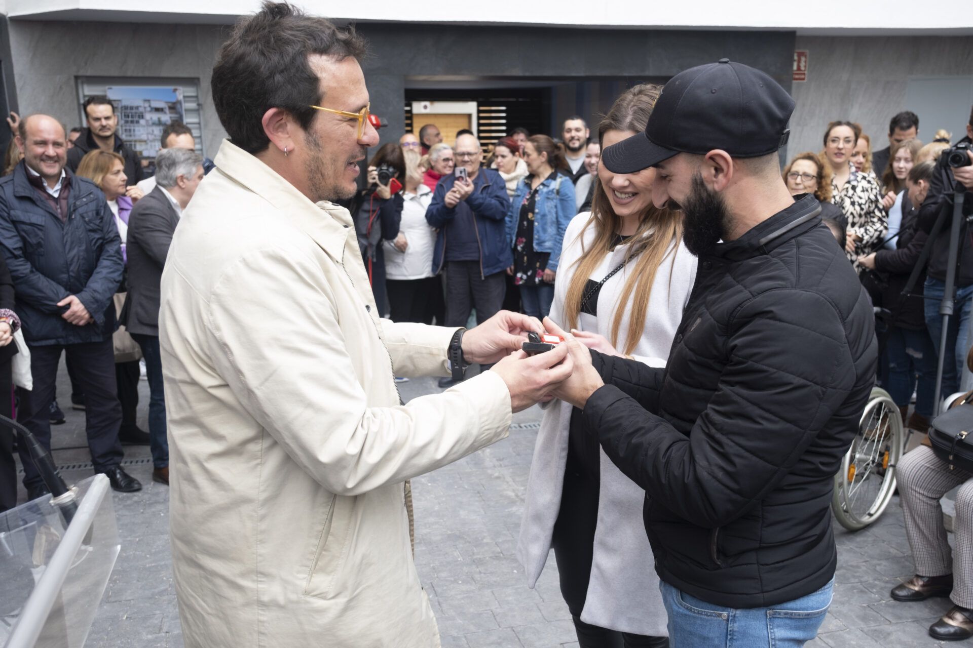 José María González, alcalde de Cádiz, haciendo entrega de una de las llaves.  AYTO DE CÁDIZ