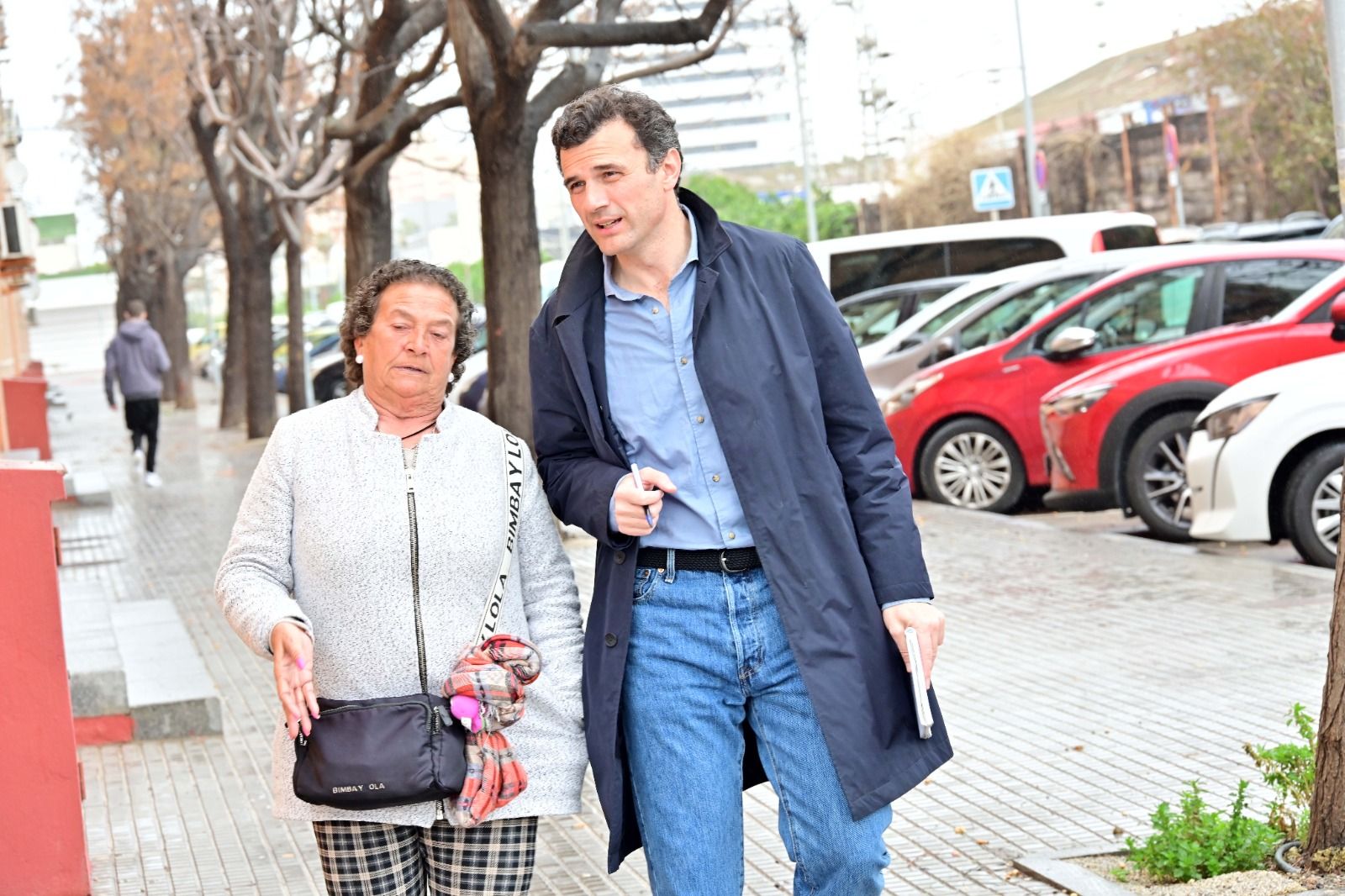 Bruno García conversando con una vecina de Cortadura.
