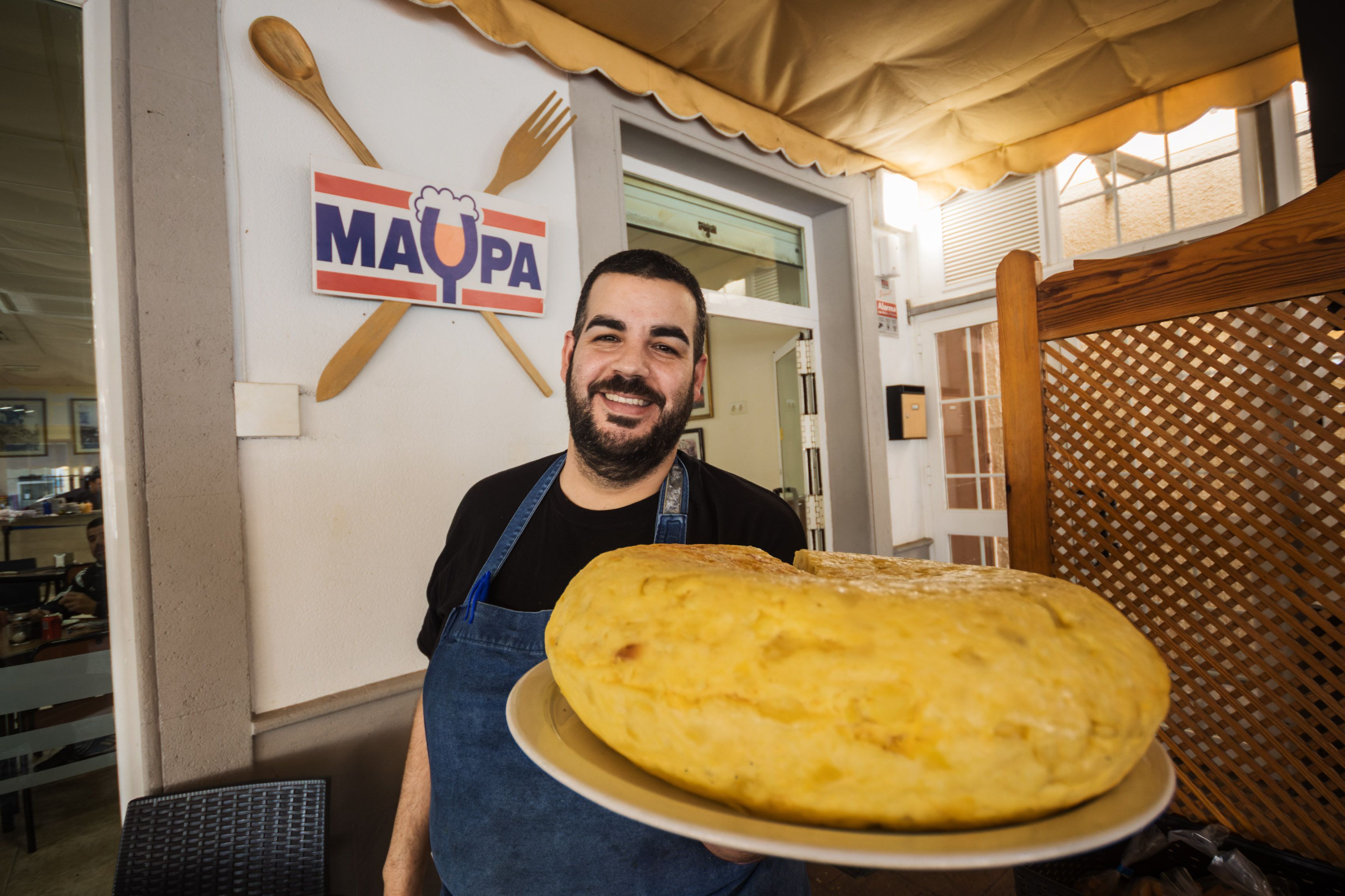 Antonio Alzola, cocinero e hijo del actual propietario del bar Maypa, referente de la tortilla de patatas en Jerez.