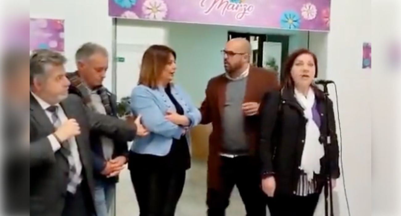 Momento de tensión entre la alcaldesa de Puerto Real y una concejal de Podemos.