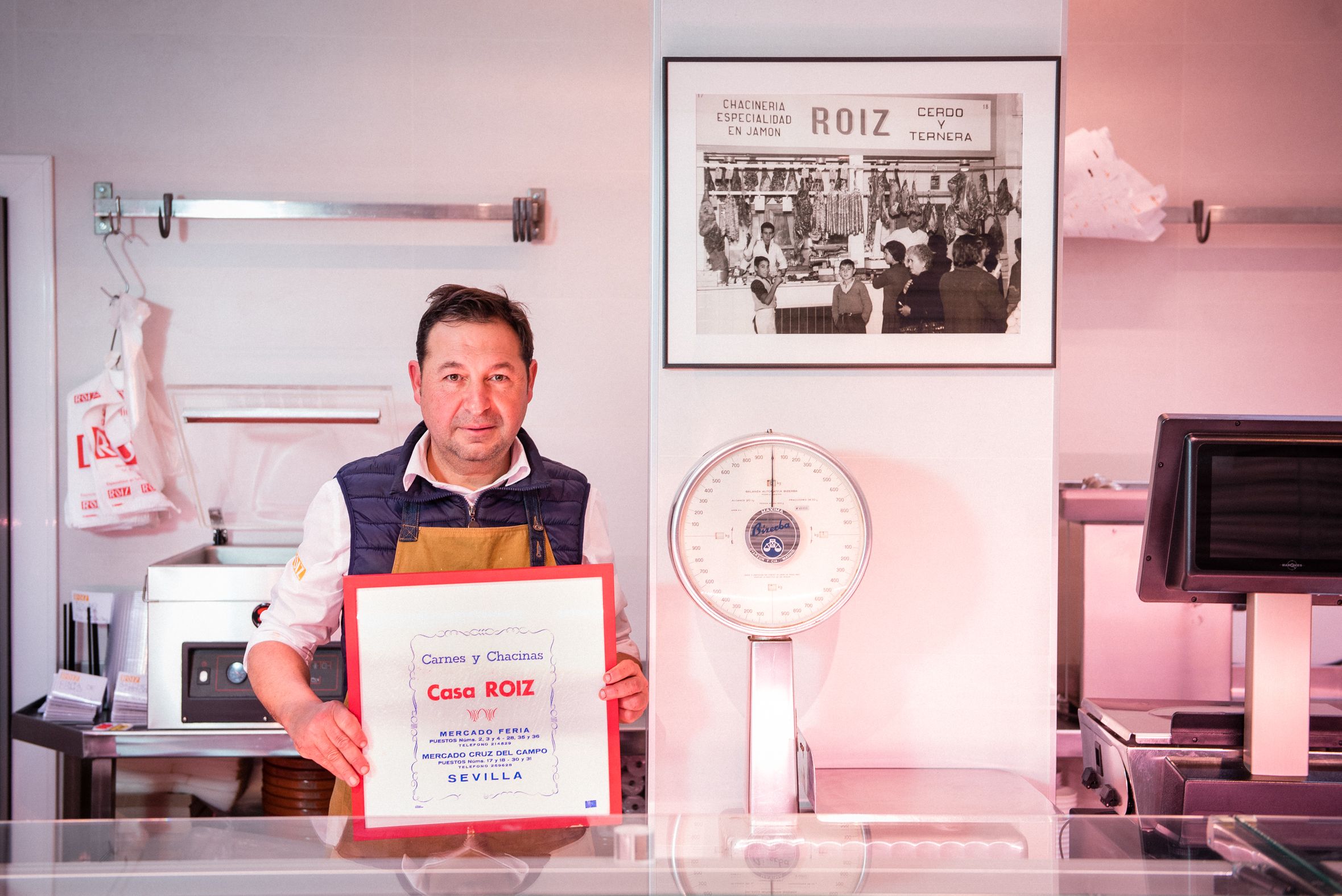 Javier Roiz es el encargado de hacer los chicharrones más famosos de Sevilla.