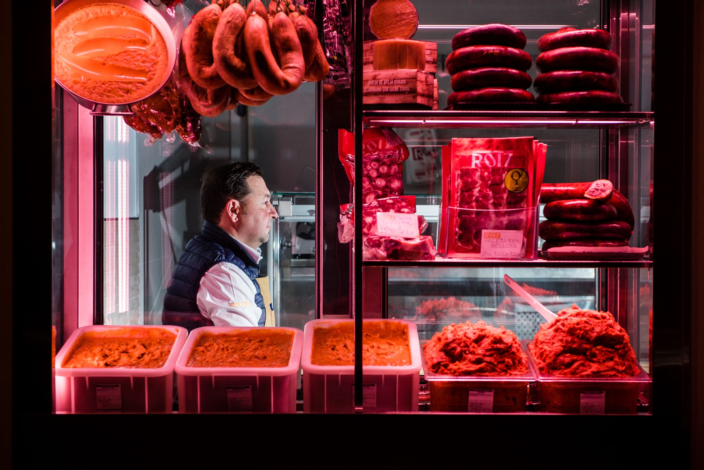 Javier Roiz, tras el suculento escaparate de la famosa carnicería de Sevilla, retratado en días pasados para lavozdelsur.es