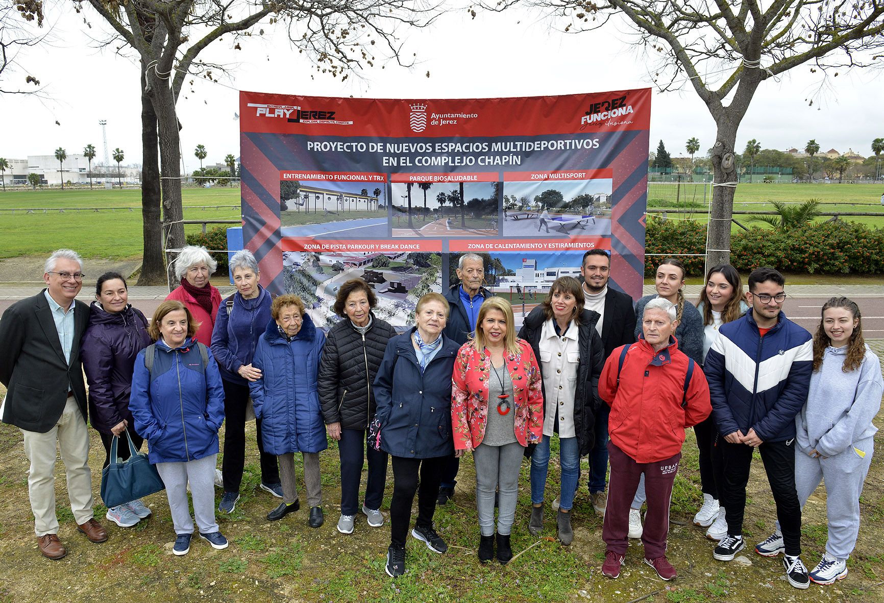 La alcaldesa junto a colectivos y otros responsables municipales, este pasado jueves en Chapín.