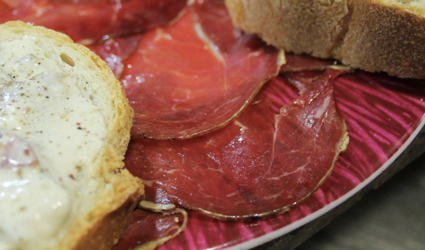 Un plato de cecina loncheada en aceite de oliva en una imagen de archivo. FACEBOOK Un plato de cecina loncheada en aceite de oliva en una imagen de archivo. FACEBOOK