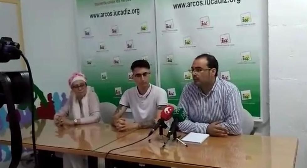 Arantxa Azcúnaga, ex concejal de IU en Arcos; Miguel Ángel Ortega, coordinador local de IU en Arcos; y Hugo Palomares, coordinador comarcal de IU en la Sierra.