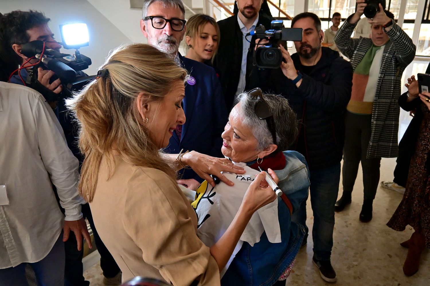 Yolanda Díaz, firmando una camiseta, en su primera visita a Cádiz.