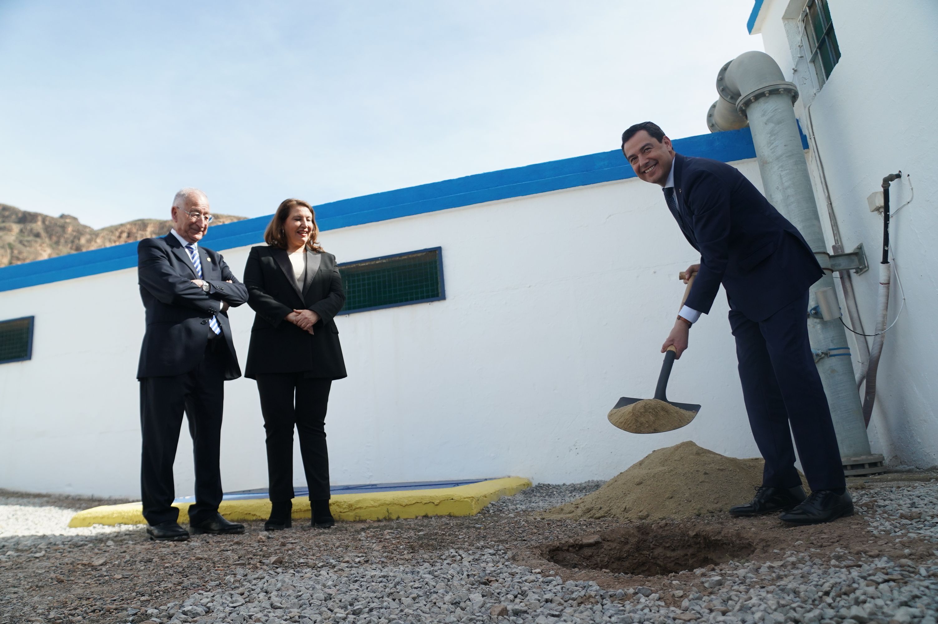 Hasta 200.000 habitantes de un municipio de Andalucía beberán agua desalada. Moreno, en la primera piedra en Roquetas de Mar, este viernes.
