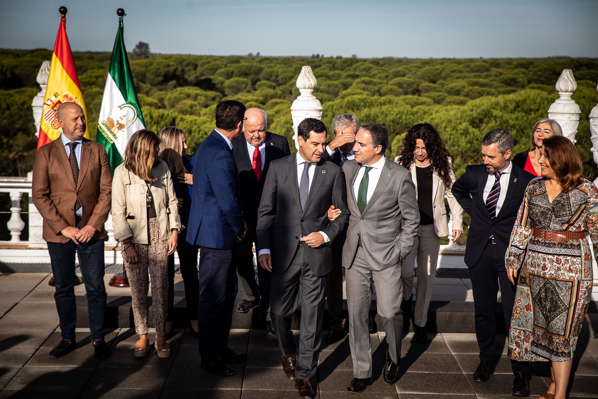 El Ejecutivo andaluz en pleno, con Bendodo en el centro de la imagen comentándole algo a Moreno, en el Consejo de Gobierno que se celebró en Doñana.