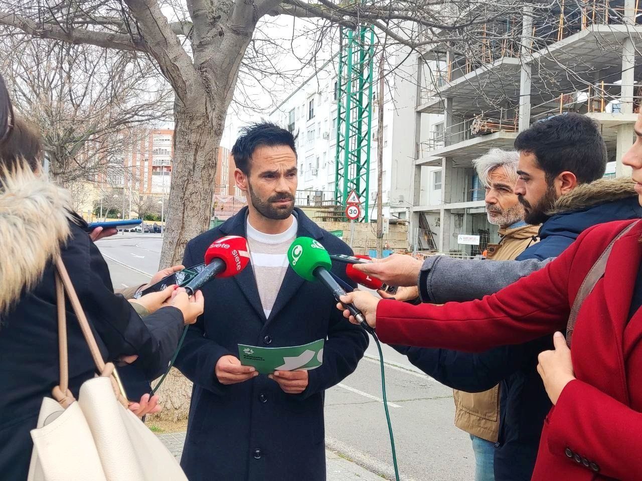 David de la Cruz en declaraciones con la presa. ADELANTE ANDALUCÍA