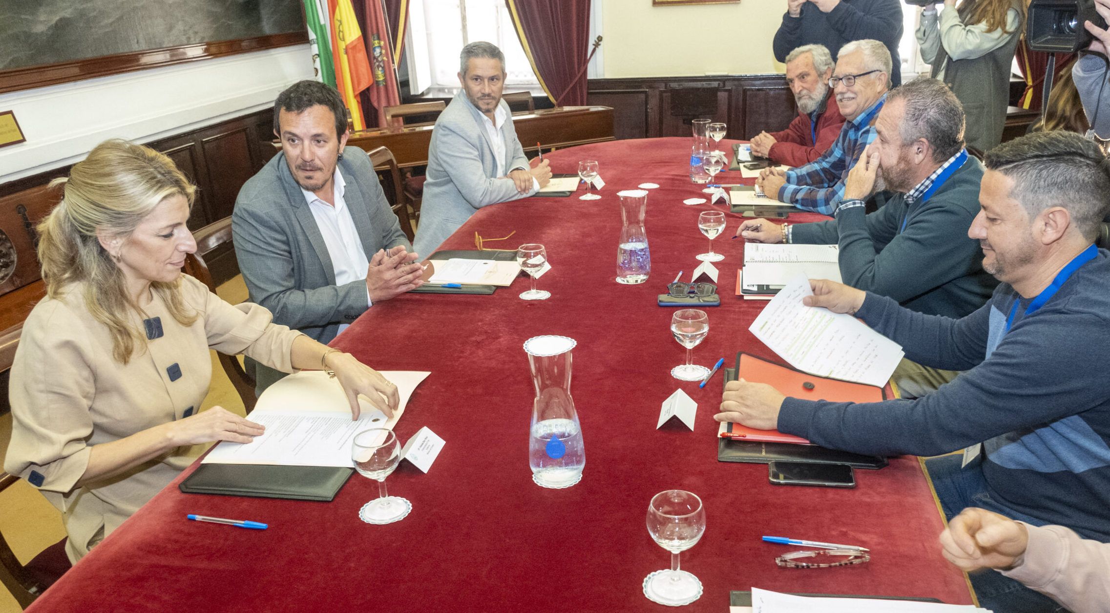 Yolanda Díaz, reunida con el alcalde de Cádiz, José María González.