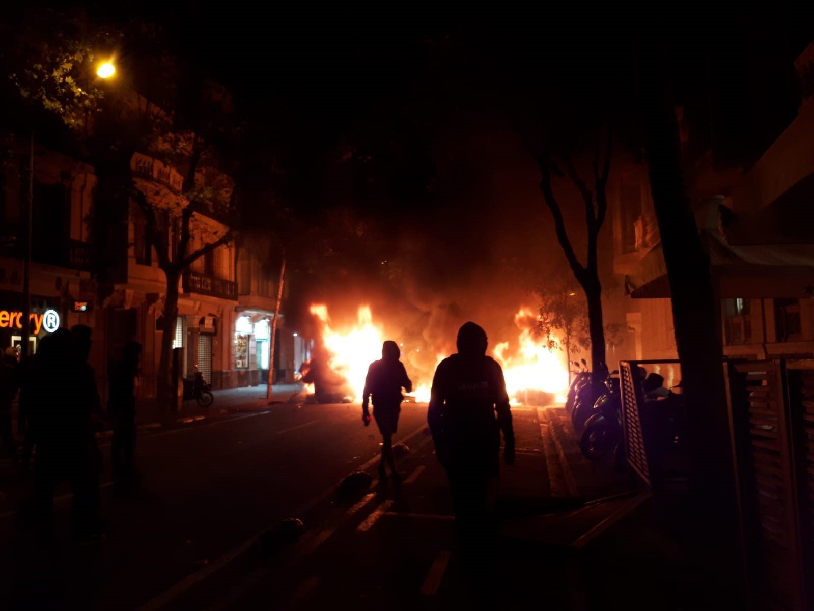Graves disturbios en Barcelona, en una imagen de Europa Press.