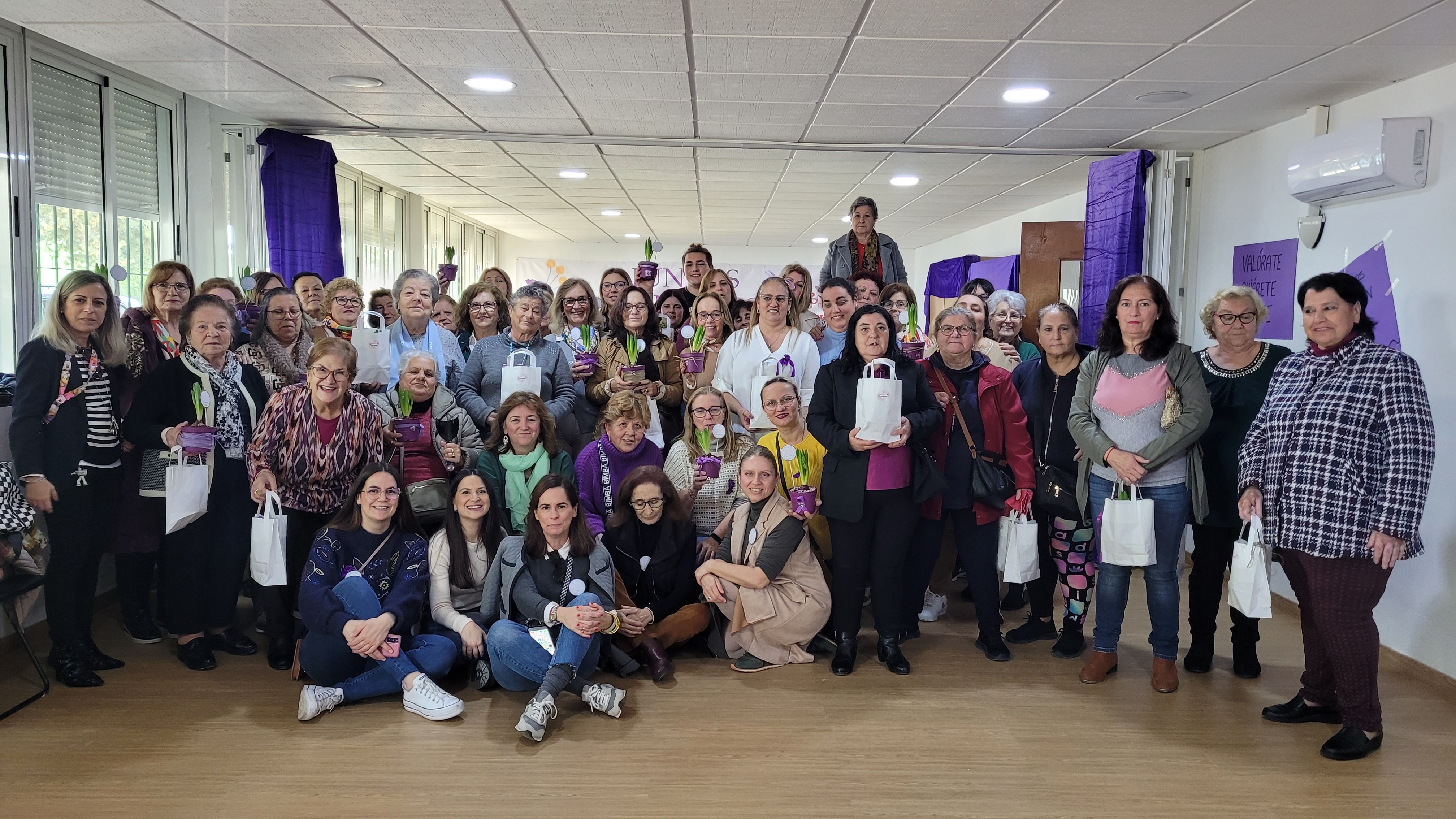 El grupo de. mujeres participantes en el encuentro.