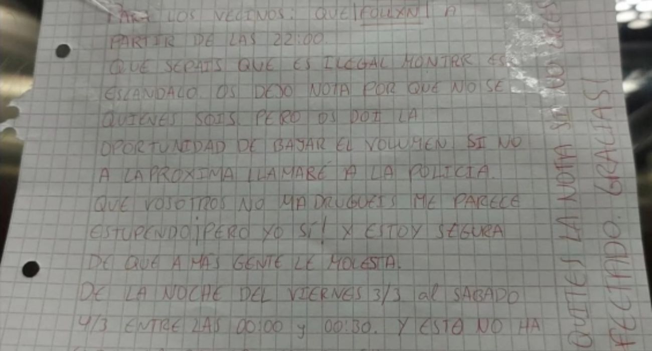 El cartel que ha colocado una vecina a la entrada de su edificio.