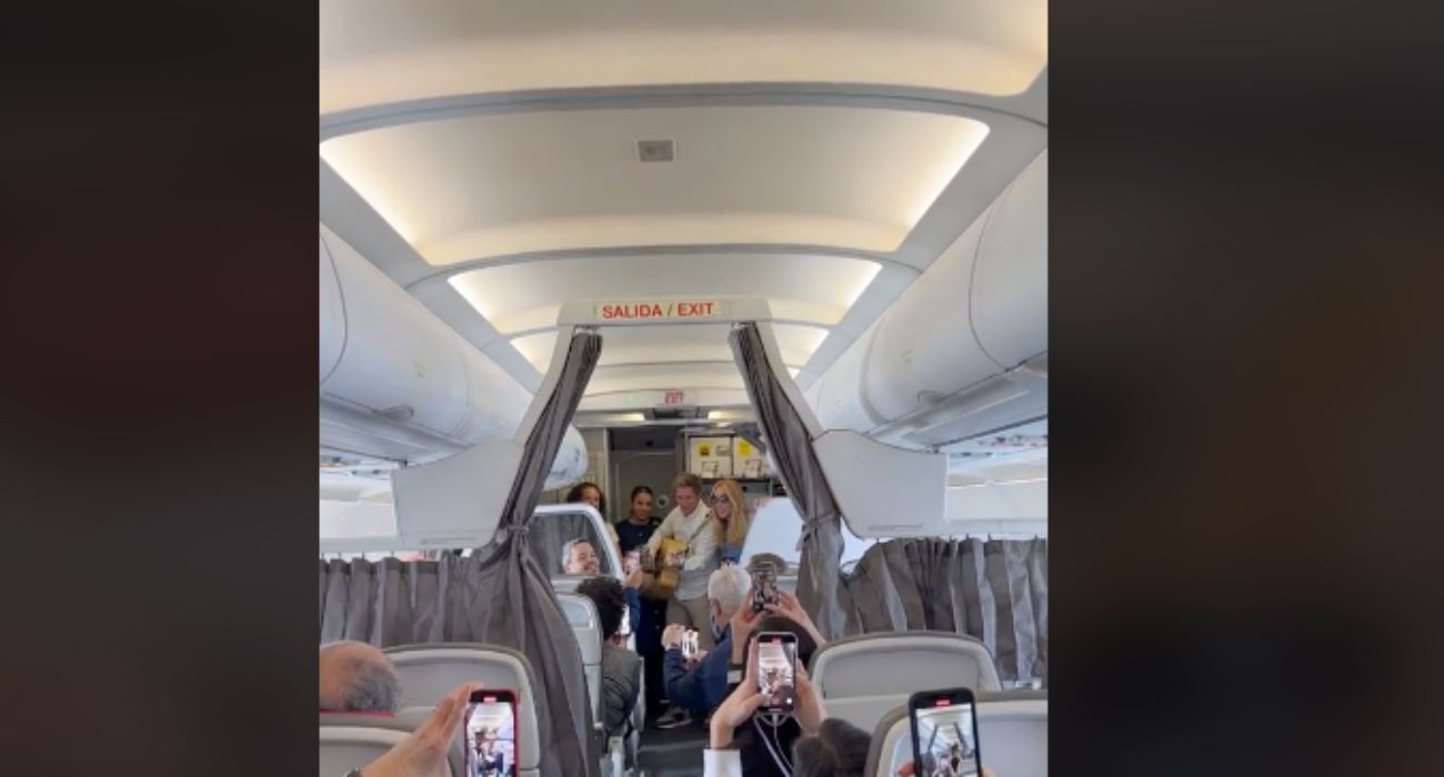 Carlos Baute y Marta Sánchez, cantando en pleno vuelo.