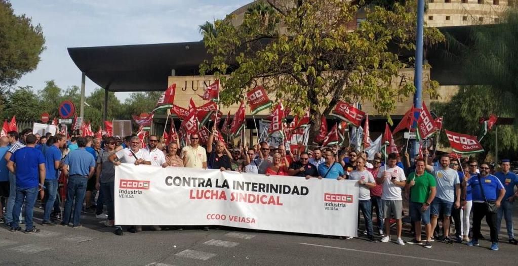 Manifestación de CCOO para pedir la paralización de los recortes en Veiasa.