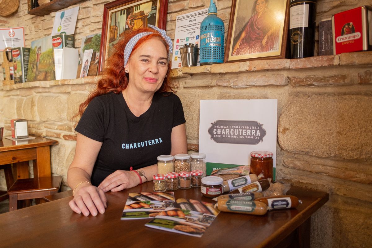 Elvira García muestra algunos de los productos de su empresa artesana y ecológica Charcuterra, este miércoles en la Abacería de Cruz Vieja. FOTO: MANU GARCÍA