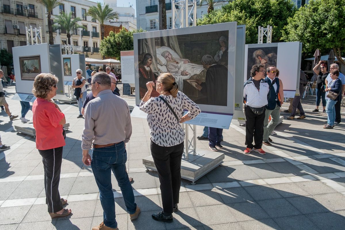 Visitantes en la muestra sobre El Prado en el Arenal. FOTO: MANU GARCÍA