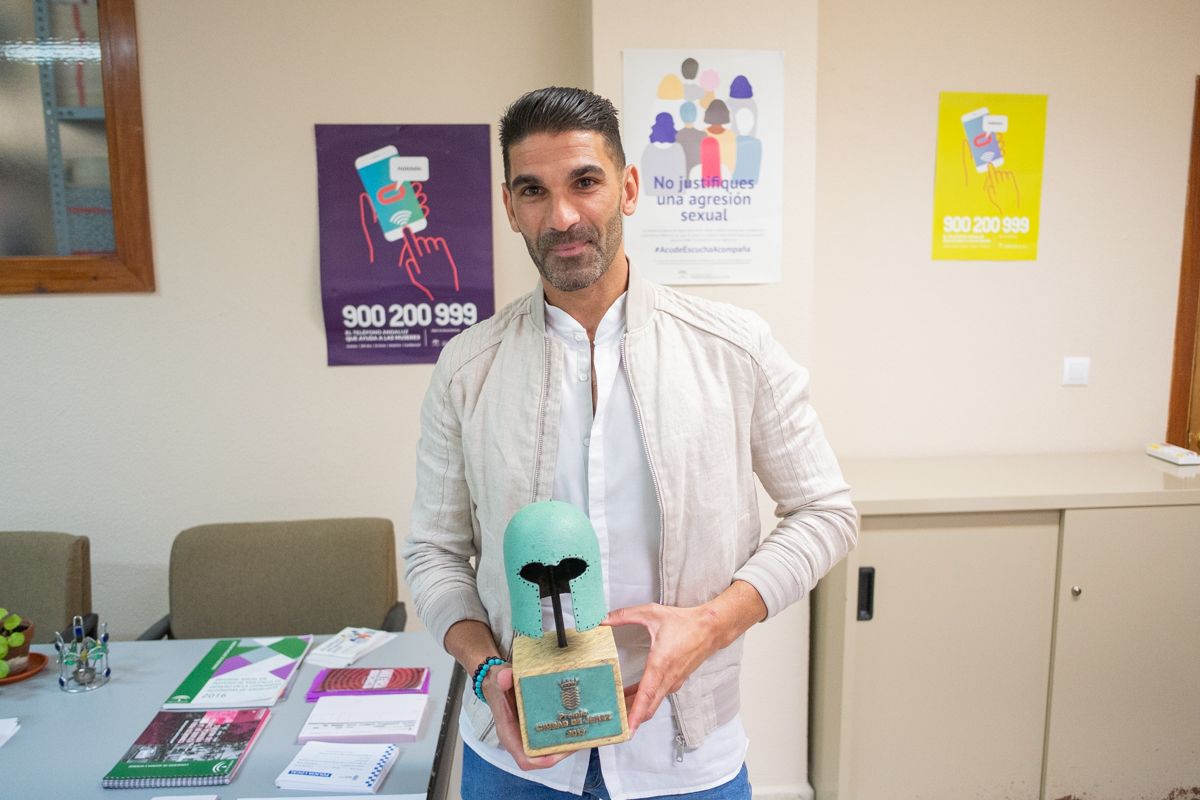 José Carlos Merchán, coordinador del Grupo Mike de la Policía Local, con el Premio Ciudad de Jerez. FOTO: MANU GARCÍA