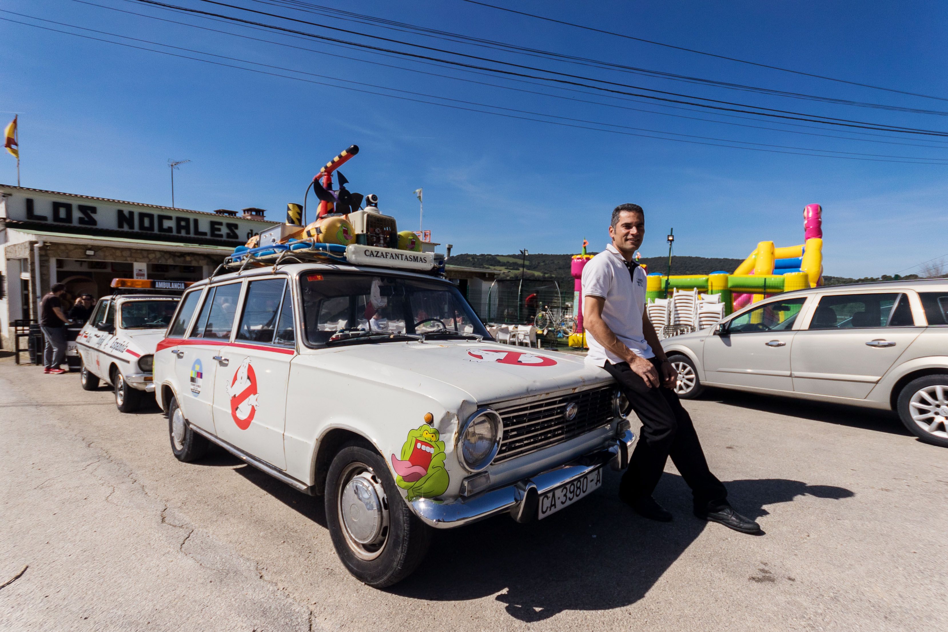 Ismael Calvillo junto al coche de los Cazafantasmas, la joya del museo ochentero que tiene en el bar Los Nogales, en El Bosque.