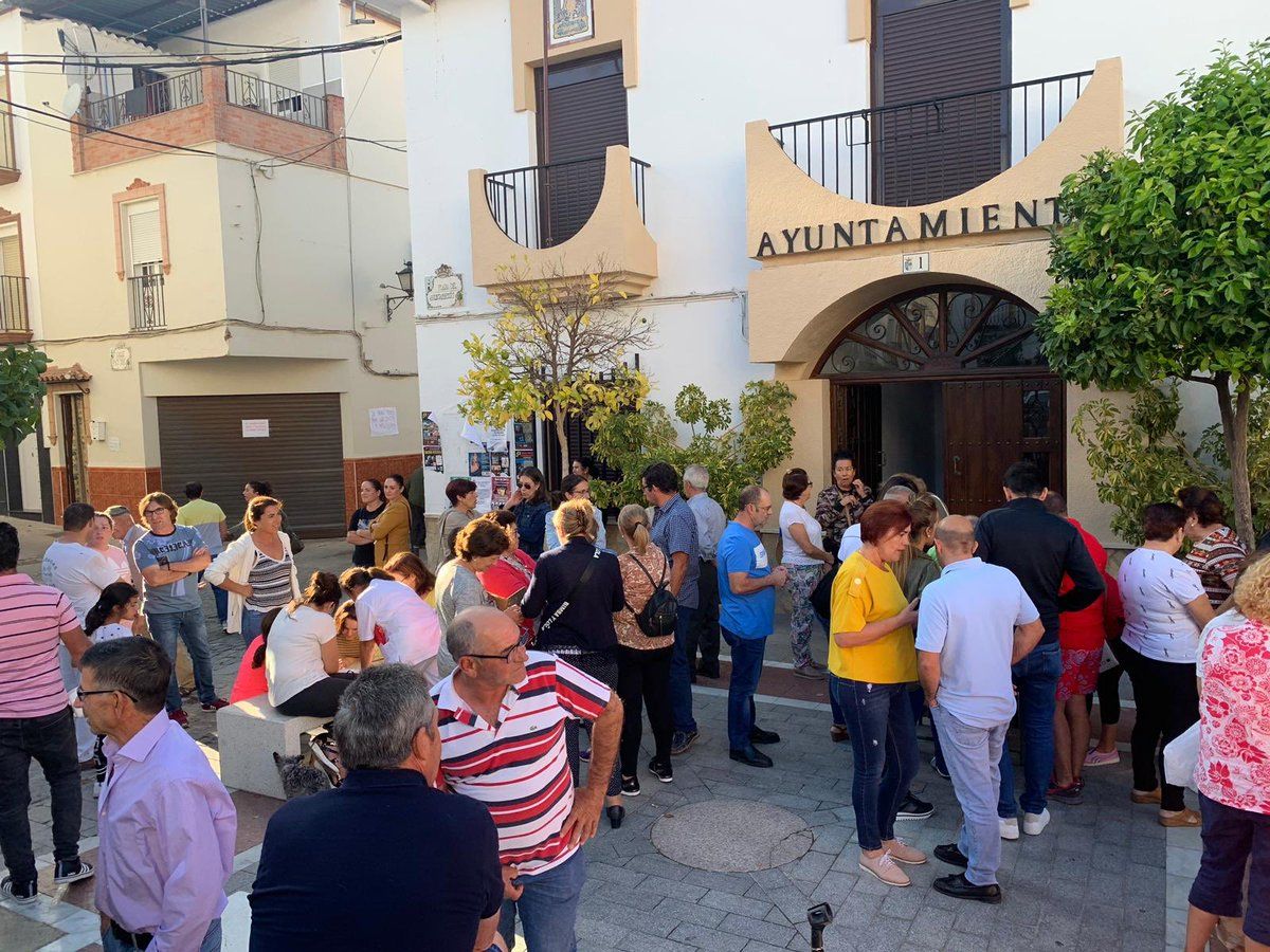 Vecinos de Alcalá del Valle, durante la recogida de firmas contra la casa de apuestas. 
