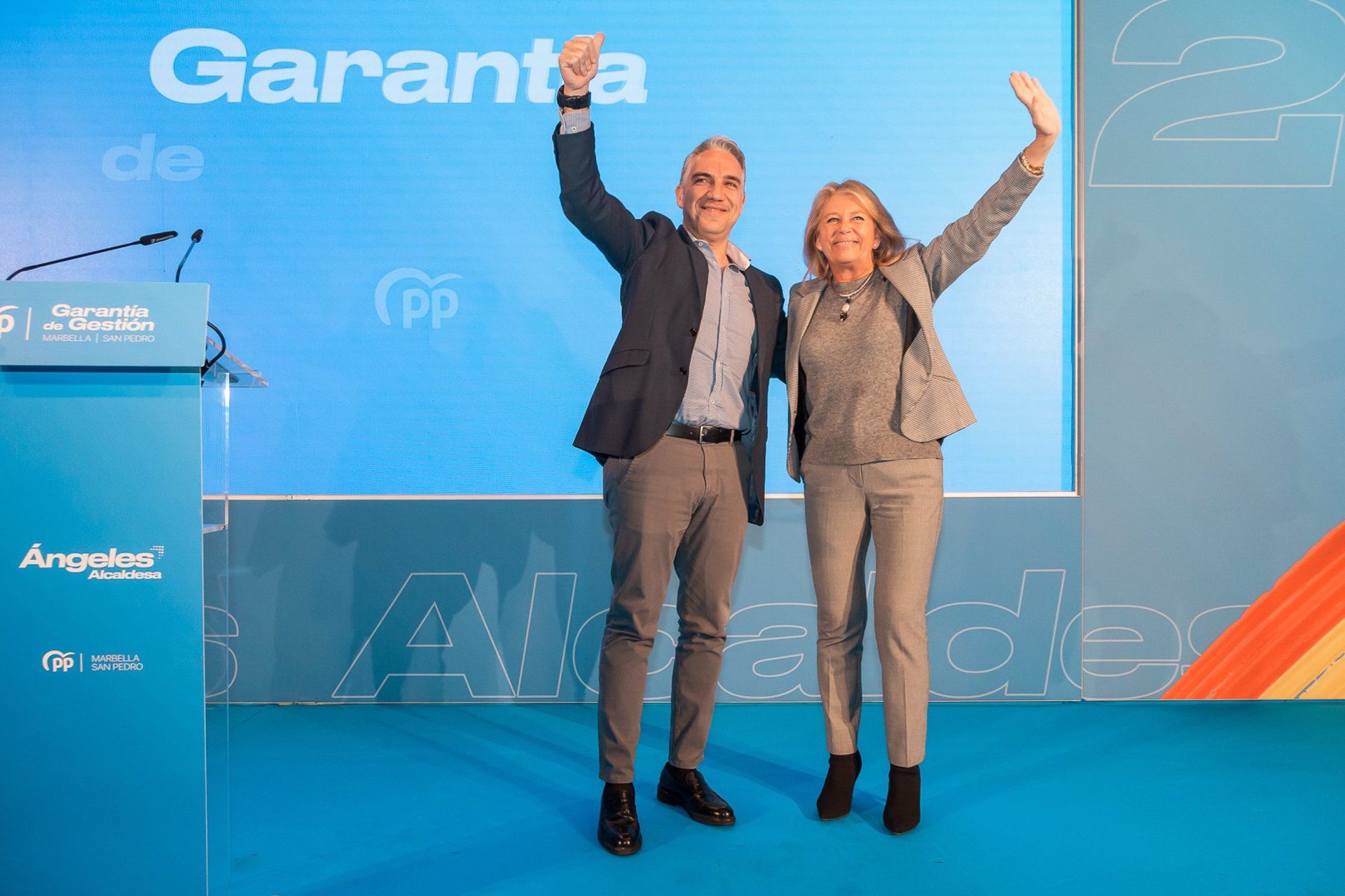 Elías Bendodo, coordinador general del PP, y la alcaldesa y candidata del PP en Marbella, Ángeles Muñoz, el pasado viernes.