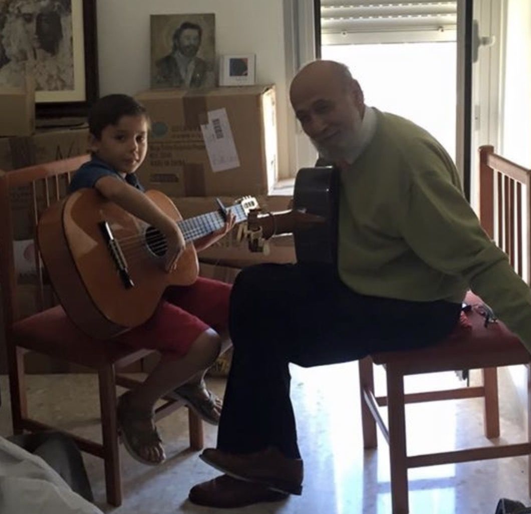 Periquín Niño Jero y Juanito - hijo de El Torta- durante una clase de guitarra
