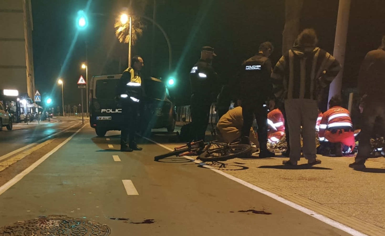 Policías hacen un torniquete ante la fuerte hemorragia de un ciclista herido en Cádiz.