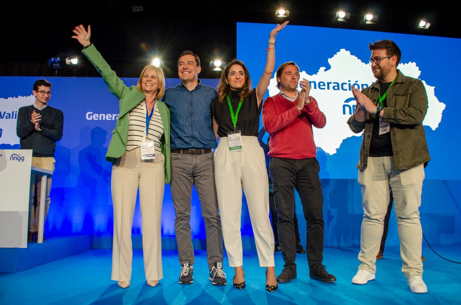 Moreno junto a Pelayo, y la nueva presidenta de Nuevas Generaciones, María José Carmona, este domingo en Jerez.